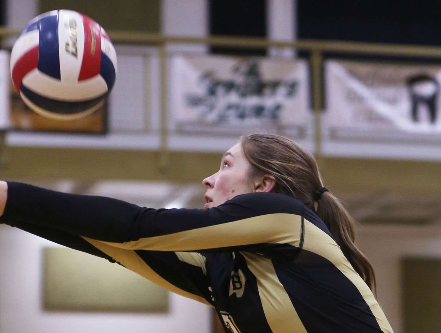 Vivianne Ostheimer jumps to make a recovery pass after a Thermopolis tip